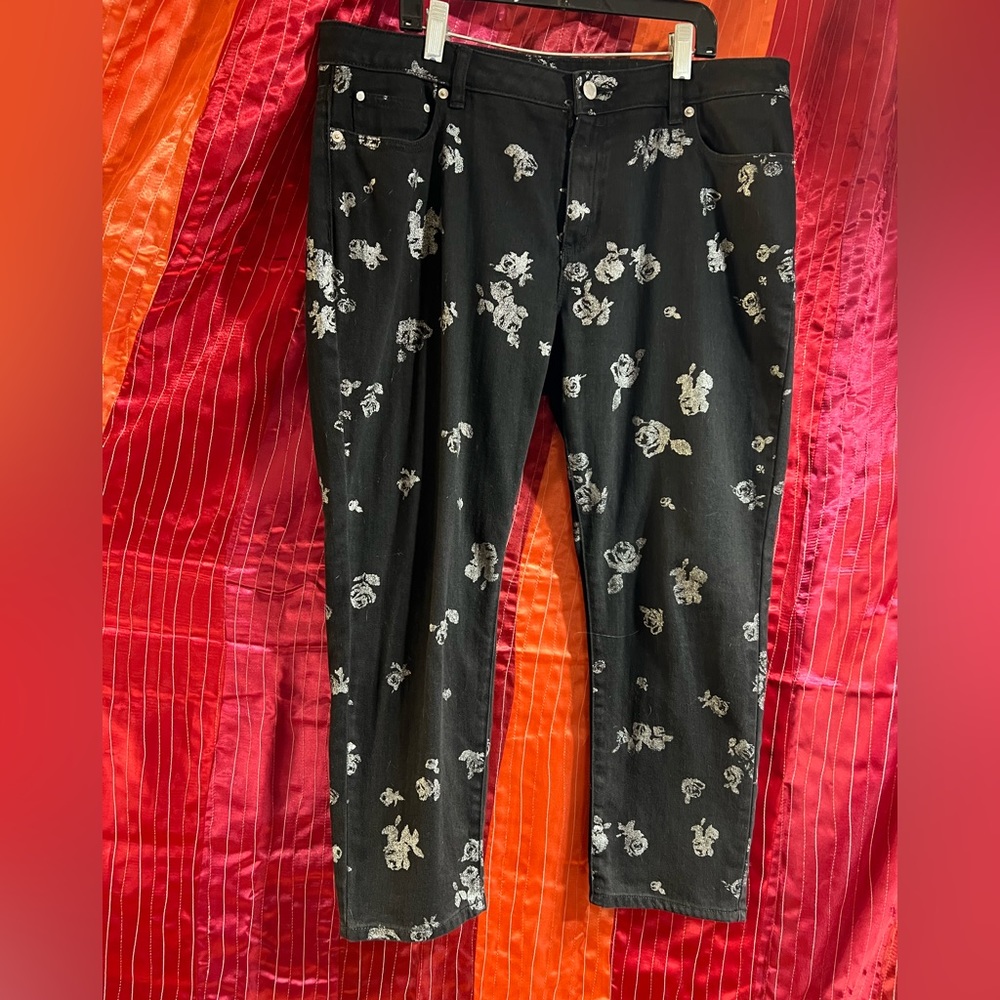 Micheal Kors Brand New Izzy Cropped Skinny Jeans with beautiful design. Size 12